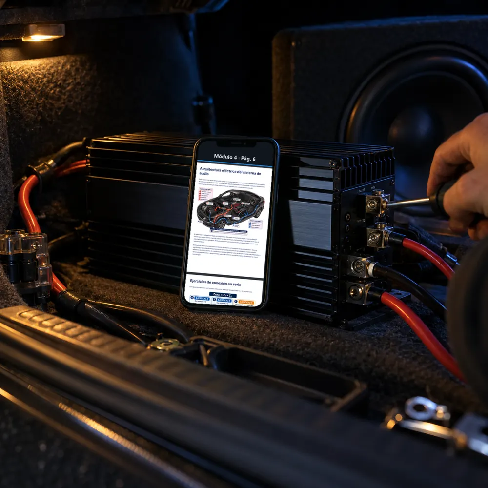 Celular junto a un amplificador en el maletero de un auto, mostrando el diagrama eléctrico del Módulo 4 mientras se ajusta una conexión